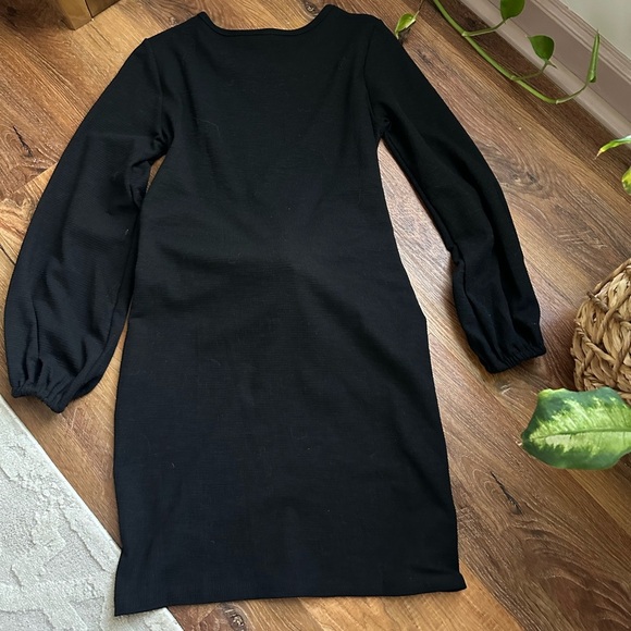 Elegant Black Dress - Picture 3 of 4